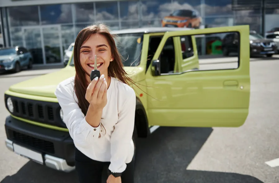 Mujer sonriente con las llaves de su auto