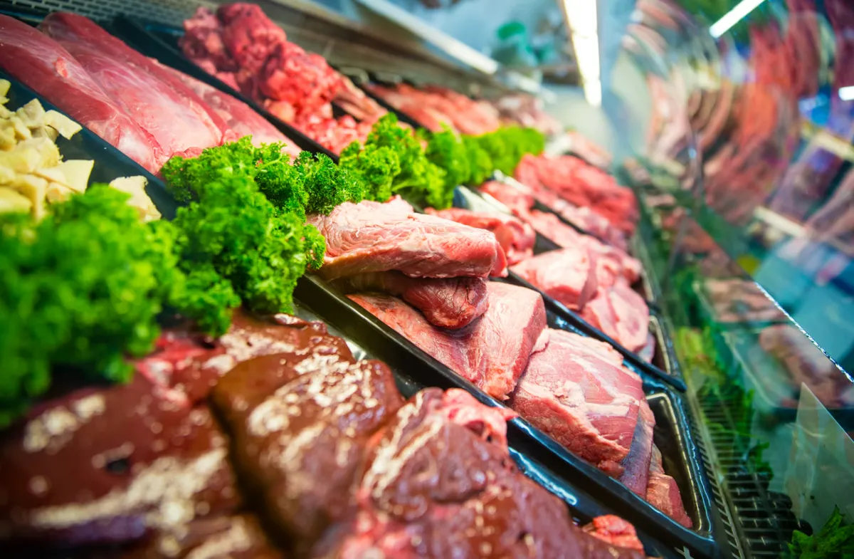 Vitrina refrigerada con carnes frescas