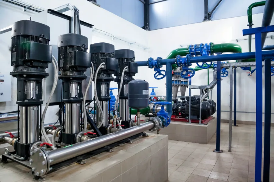 Bombas y tuberías de una planta de tratamiento de agua