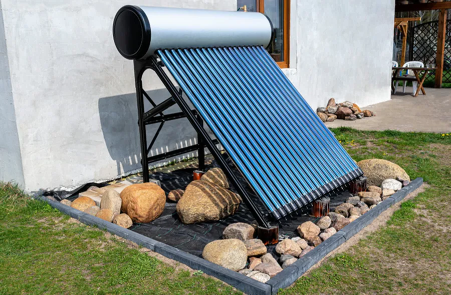 Calentador solar de tubos sobre un techo