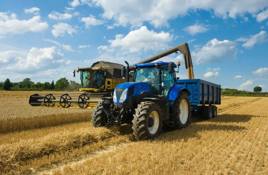 Tractor y cosechadora en un campo de trigo