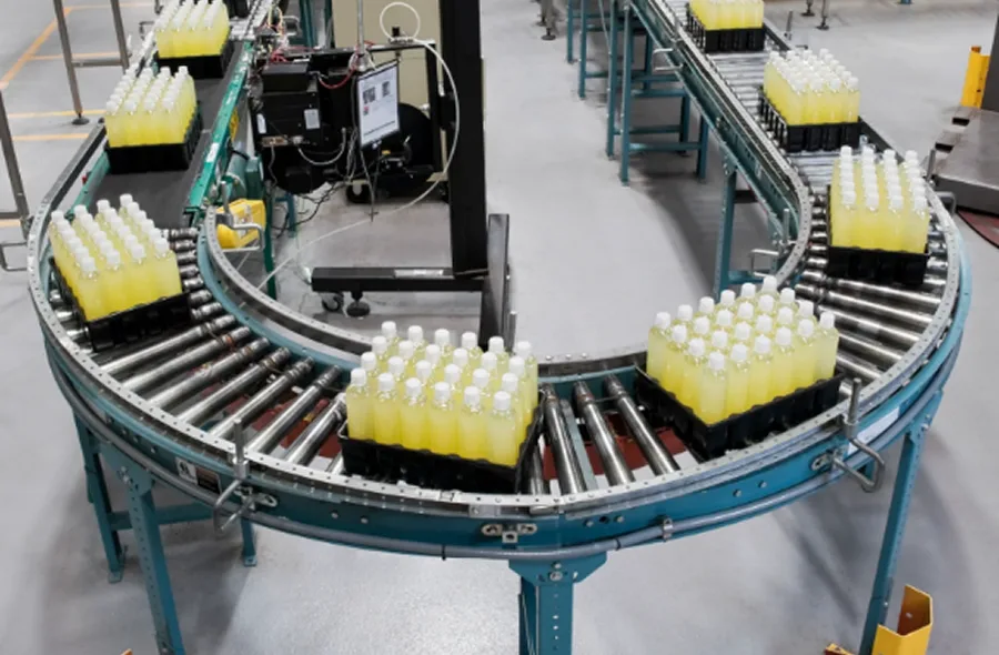 Botellas avanzando en una banda transportadora